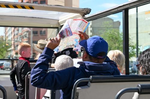 Neuquén despliega un servicio gratuito de transporte turístico que conecta miradores, parques y el paseo costero