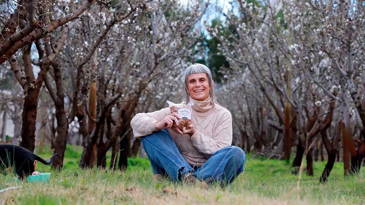 Teresita, la profesora que plantó almendros donde había yuyos y hoy cosecha su propia harina