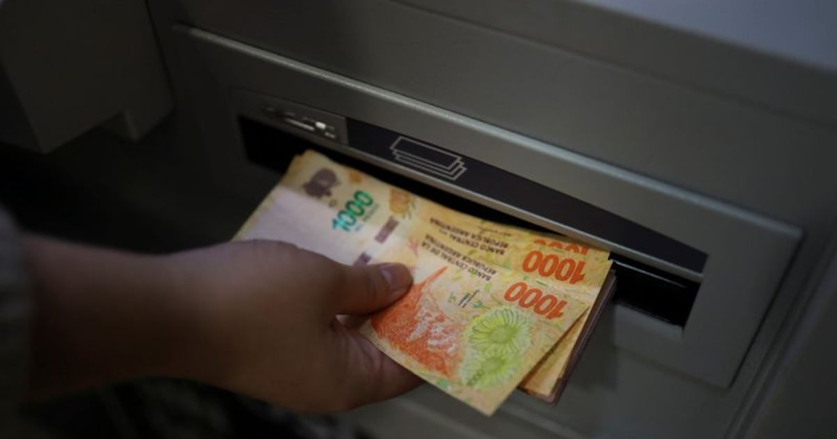 Comisiones bancarias: extraer en otra red puede costar hasta 15.000 pesos