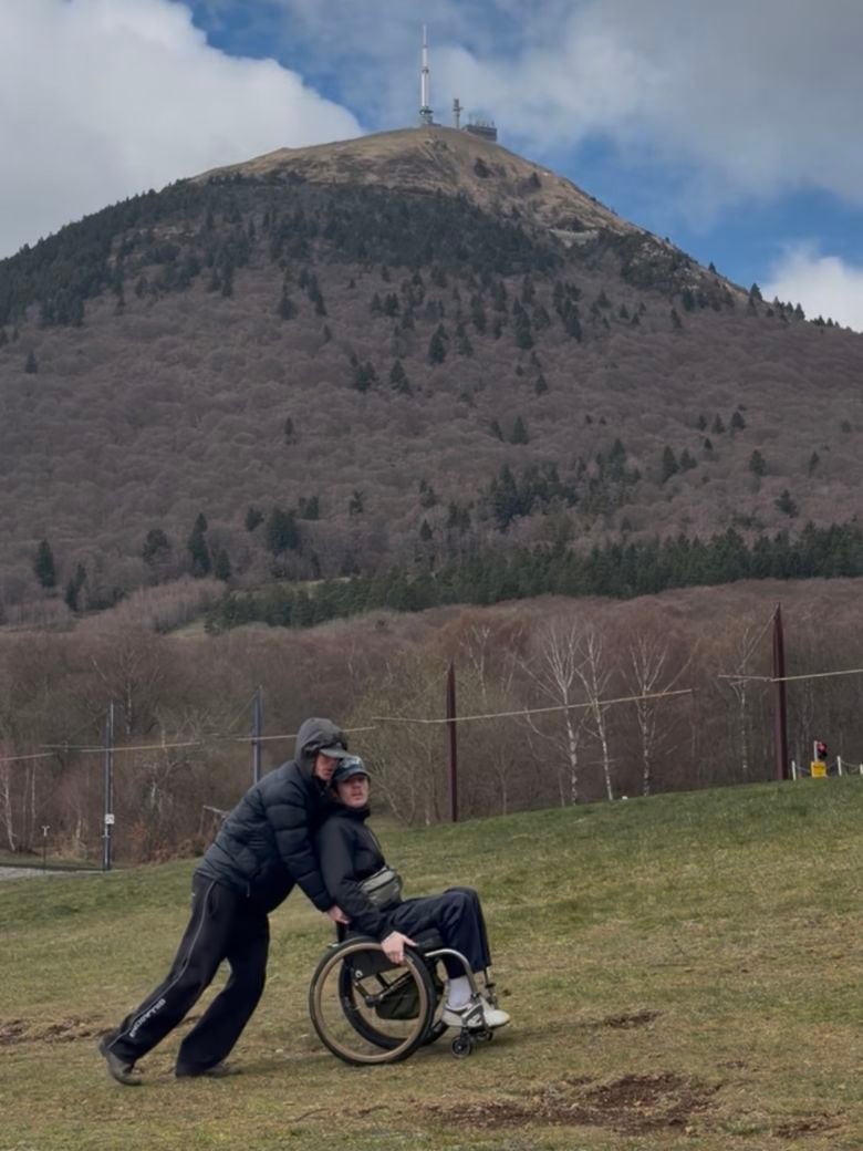 Dar la vuelta al mundo en una silla de ruedas: la aventura de Fletcher y Lachie por cuatro continentes