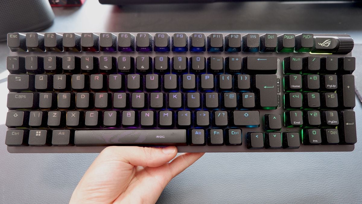 Logitech mete sensores analógicos en un teclado de 98 teclas y reta a los gamers a armar su propia mezcla