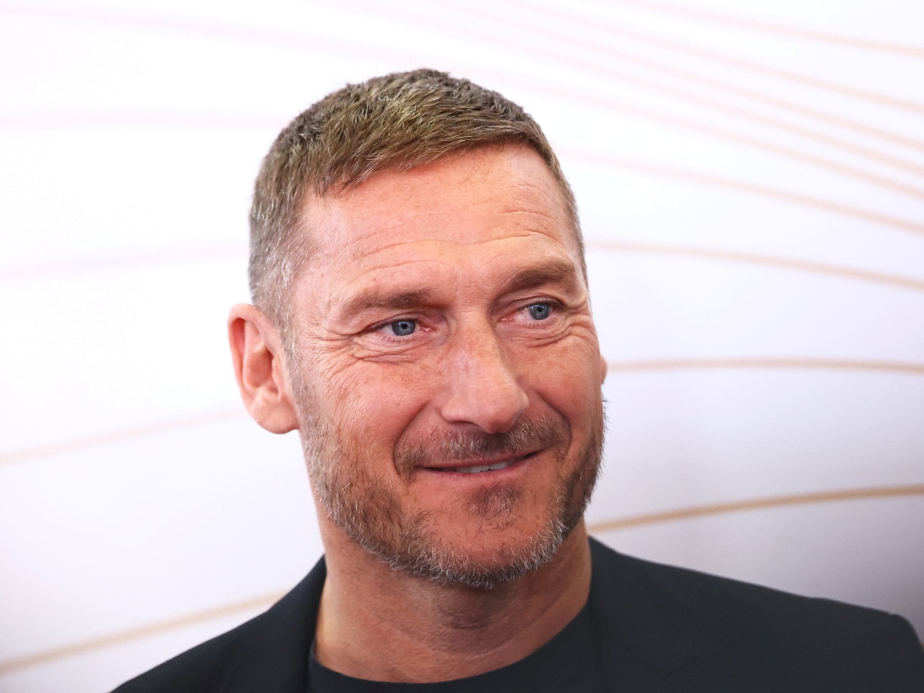 Totti cambia la verde por la naranja: ahora empuja al básquet de Roma