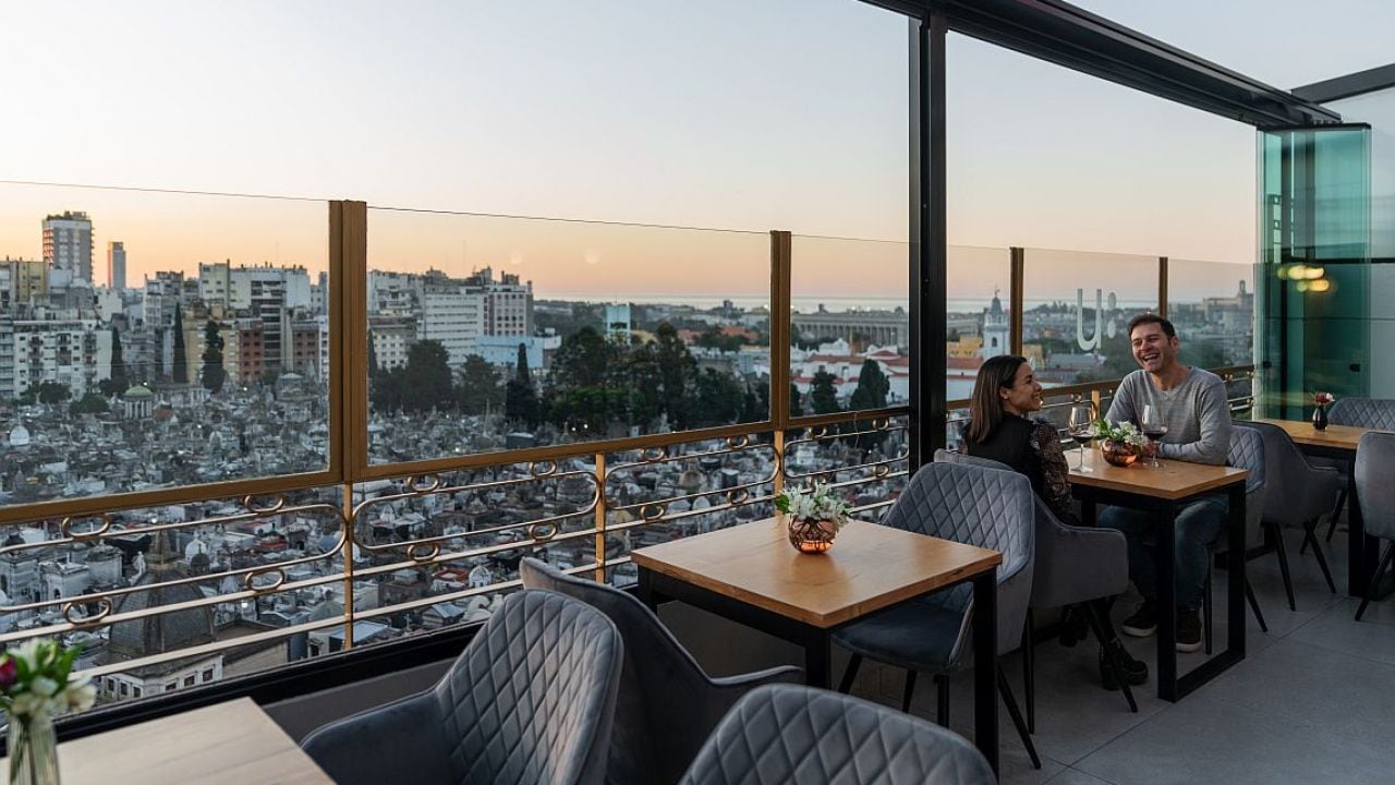 Un mirador vidriado sobre el cementerio más visitado de Buenos Aires invita a redescubrirlo desde el aire