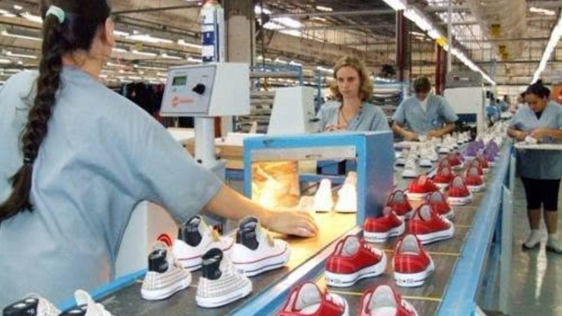 Coopershoes cierra su planta en Las Flores y deja sin empleo a los operarios que fabricaban las zapatillas Converse