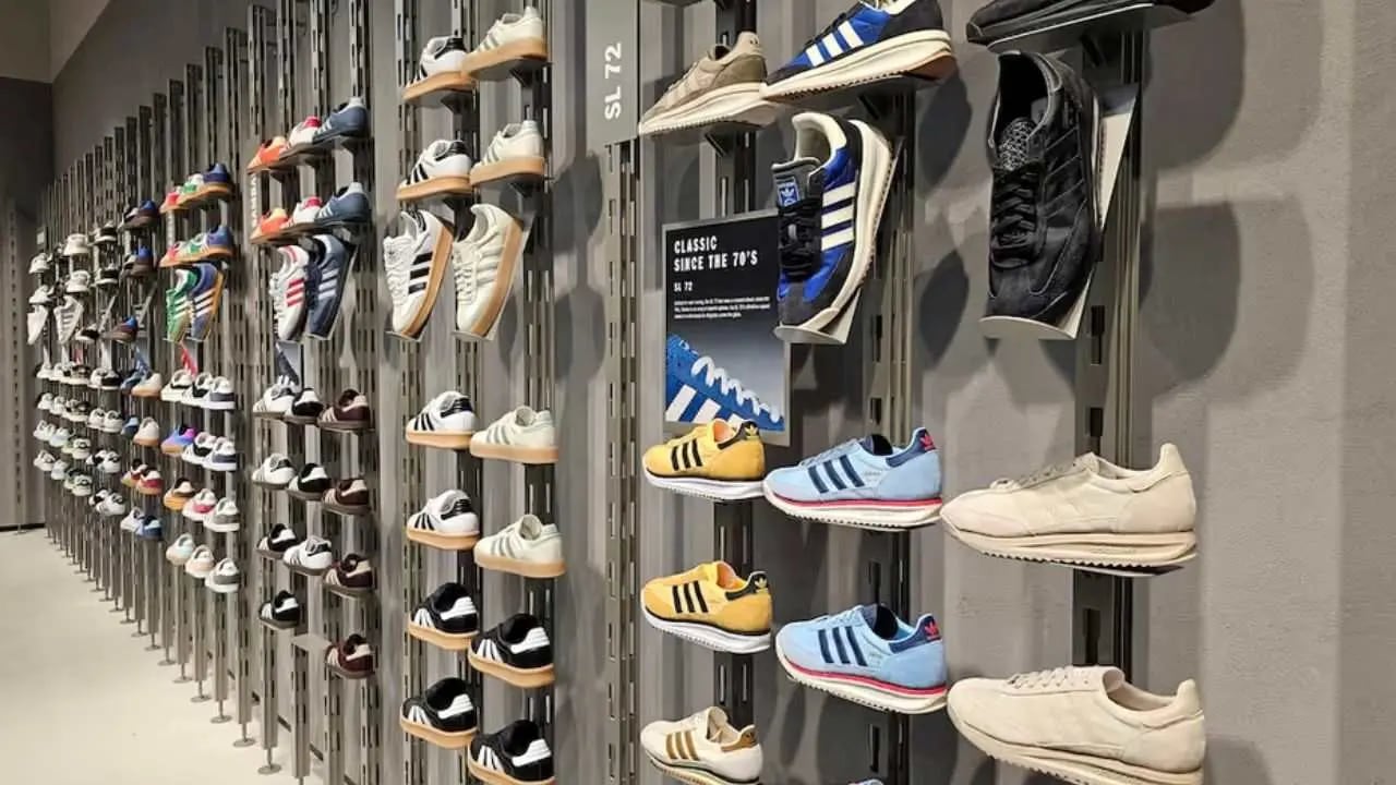 Adisos relanza su tienda local con rebajas de hasta el 50% en el calzado de temporada