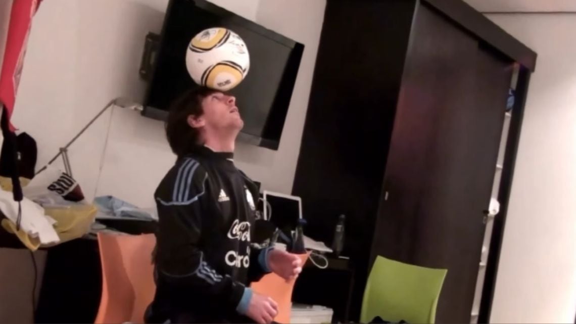 Messi, la Jabulani y los pies desnudos: el video del Mundial 2010 que revive una leyenda