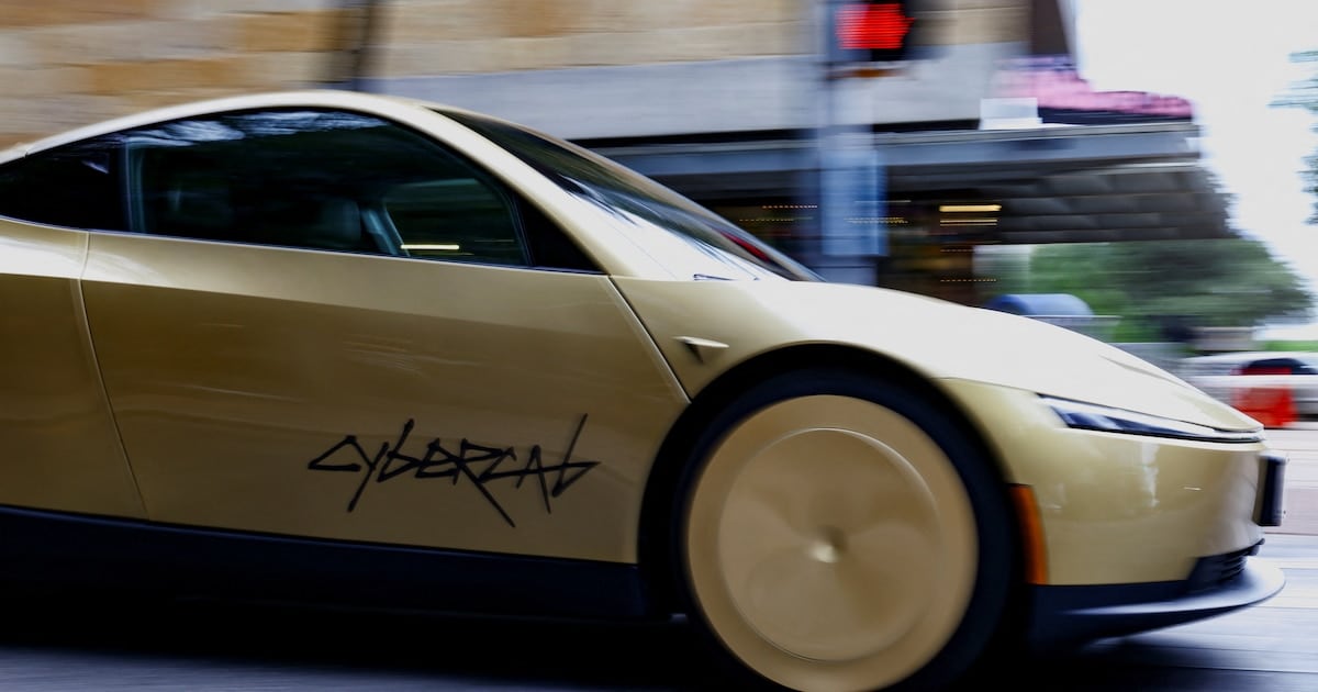 La NHTSA le pone el ojo al Cybercab de Tesla: la pregunta de fondo es si un auto sin volante puede autocertificarse como seguro