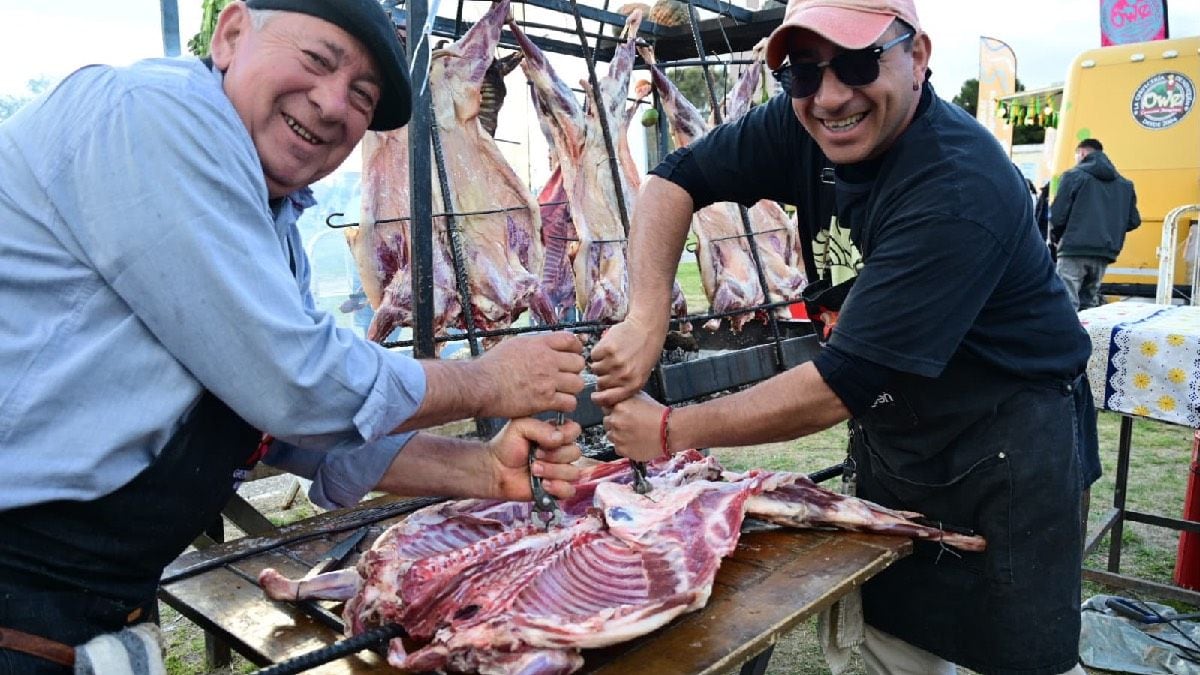 Confluencia de Sabores reunió a Neuquén capital en su parque céntrico con una propuesta que combinó food trucks, ahumados y cocina en vivo