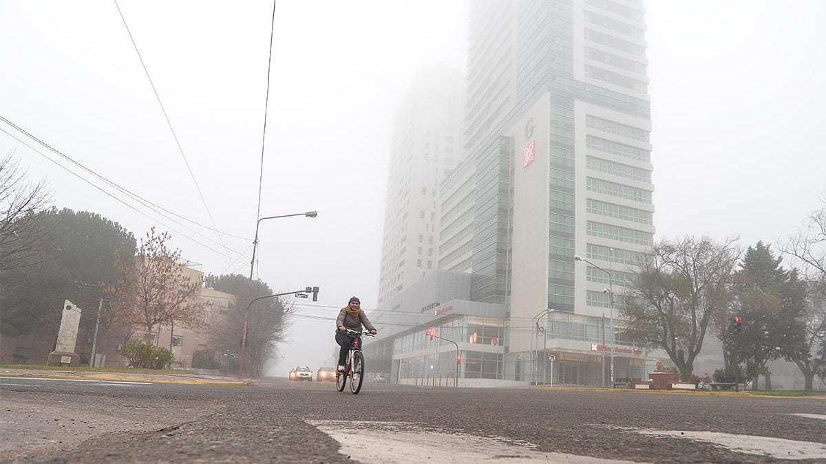 El aire de Neuquén se enroscó seis veces en agosto y la universidad lo midió hora por hora