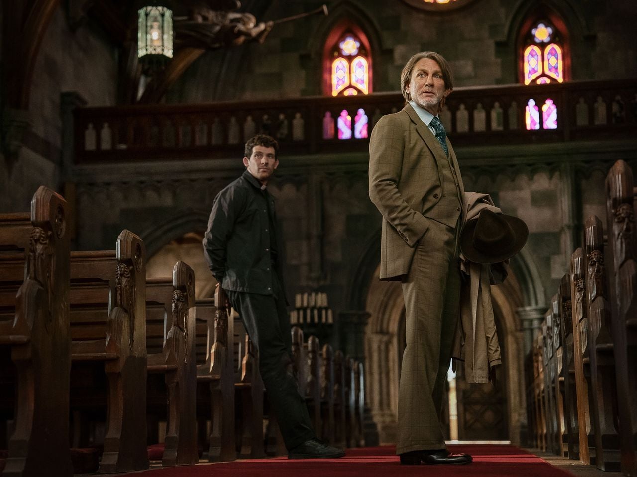Morgan Spector se calza el chambergo de Robert Langdon: arranca en Praga la serie de Dan Brown que Netflix viene masticando hace rato