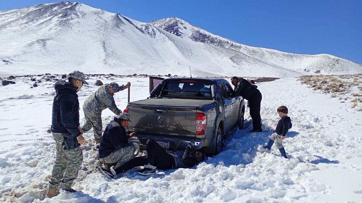 Una madre caminó 15 kilómetros en la nieve para pedir ayuda y sacar a su familia del Cerro Wayle