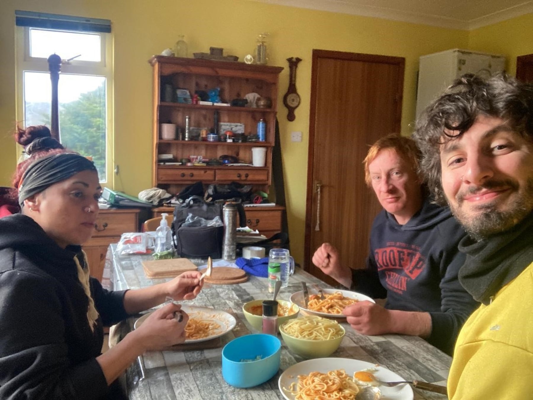 Tres viajes, una sola pregunta: cómo se convive con una base militar al lado de casa