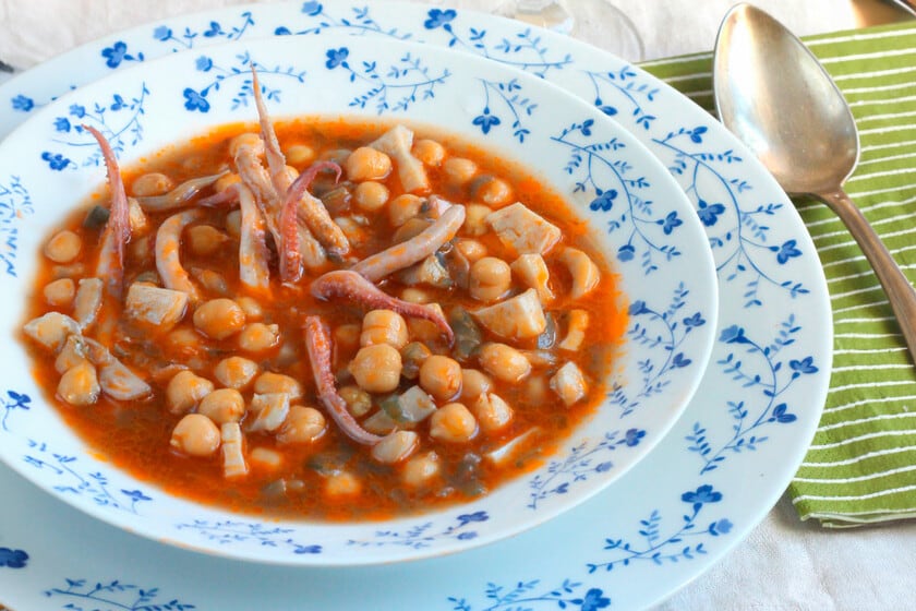 Garbanzos con calamares: el guiso de media hora que se luce mejor al otro día