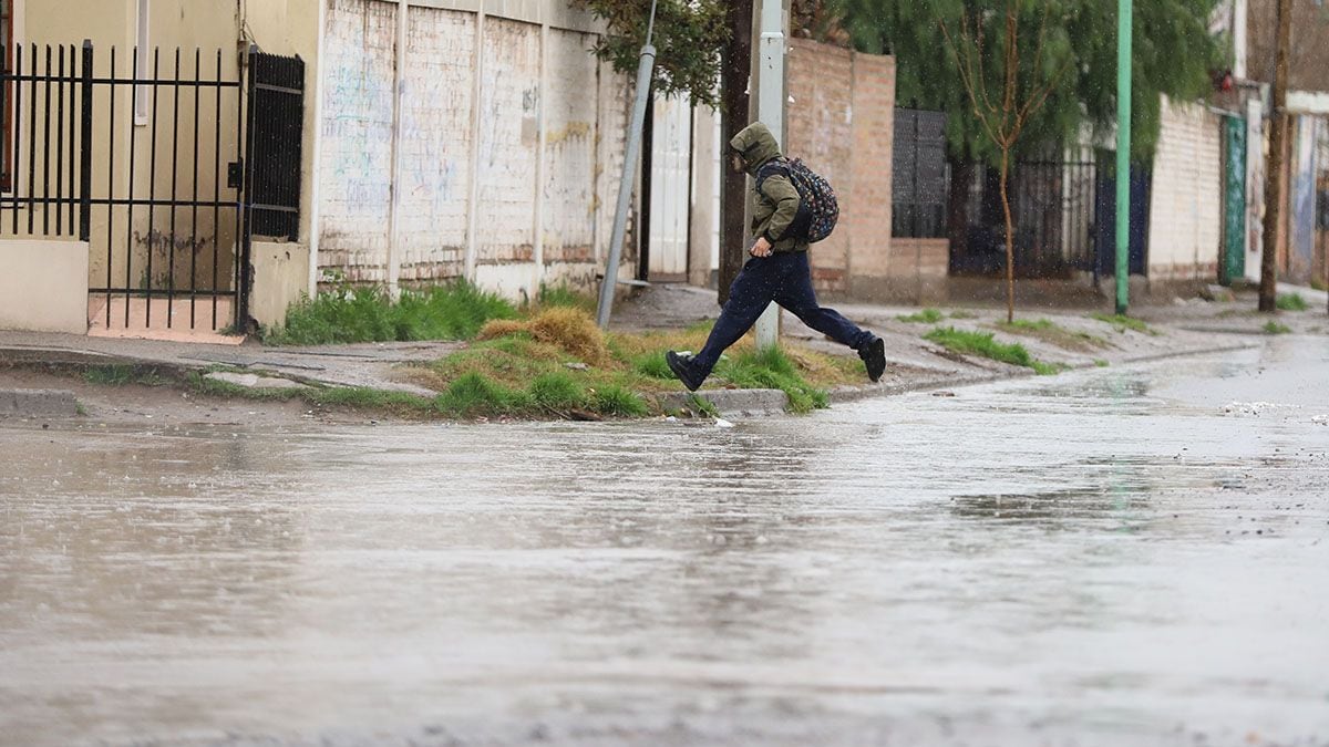 Nieve y lluvia golpean Neuquén: el termómetro se desploma y la cordillera se prepara para acumular hasta 40 centímetros