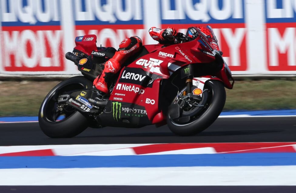 Marc Márquez pintó la primera en Misano y ya le mete presión al líder Martín