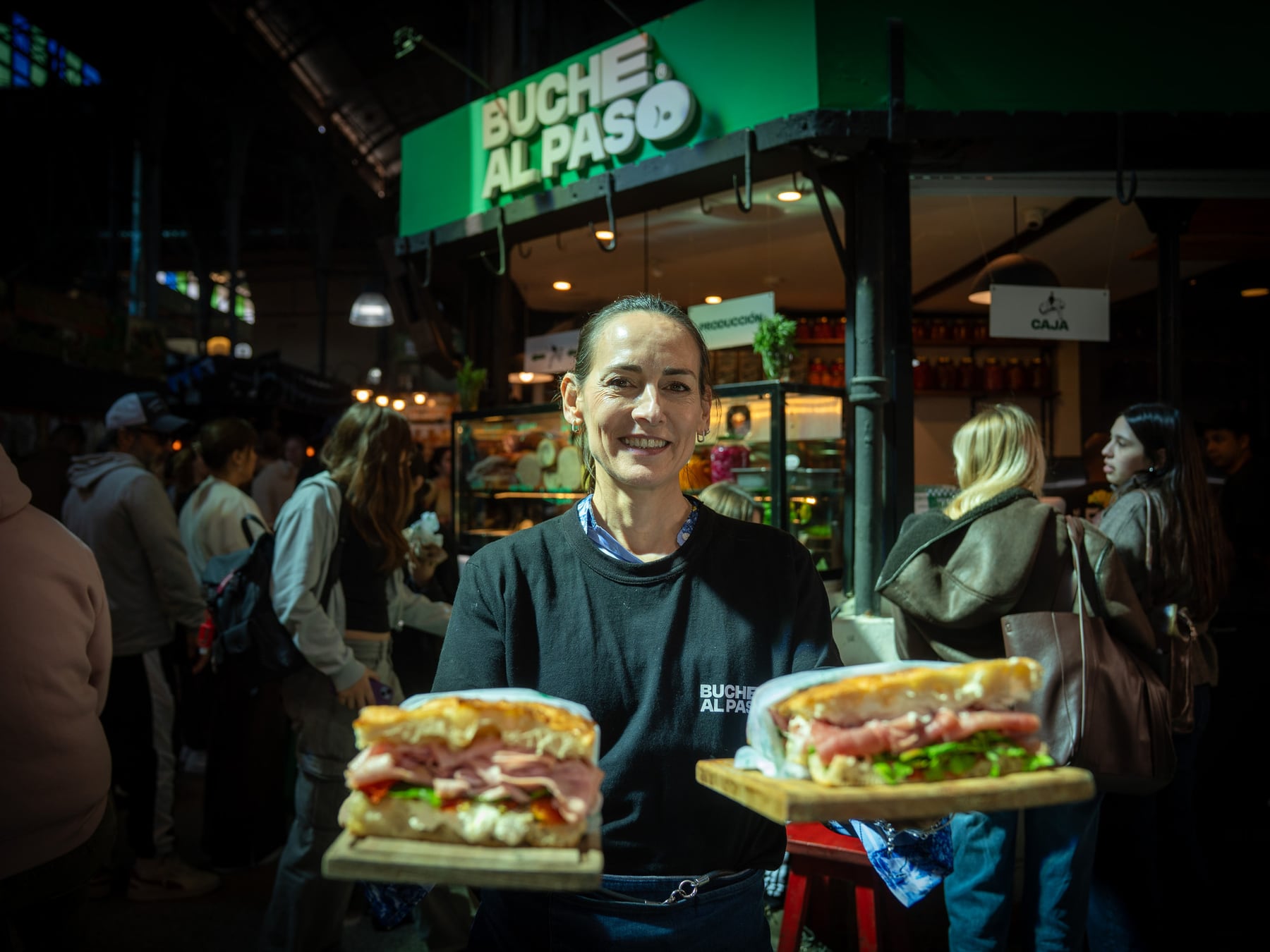 Buche al paso, la sanguchería de San Telmo que vende cien sándwiches diarios con pan de leña y fiambres propios