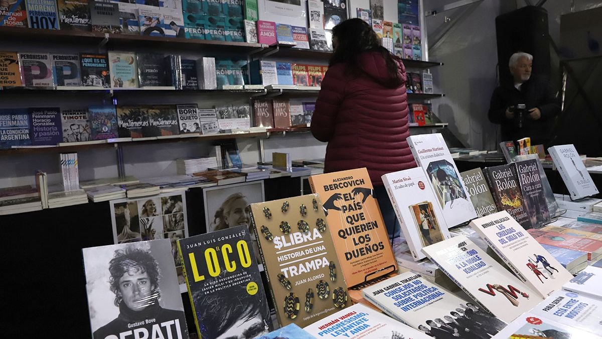 La Feria del Libro de Neuquén abrió en el Parque Central con libros desde dos mil pesos y la apuesta de los combos