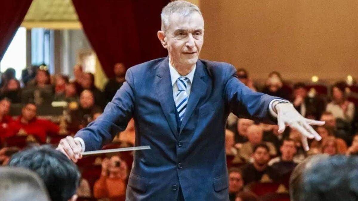 Una orquesta, un periodista y una clase abierta: la Sinfónica de Neuquén sale a escena con Nelson Castro como invitado