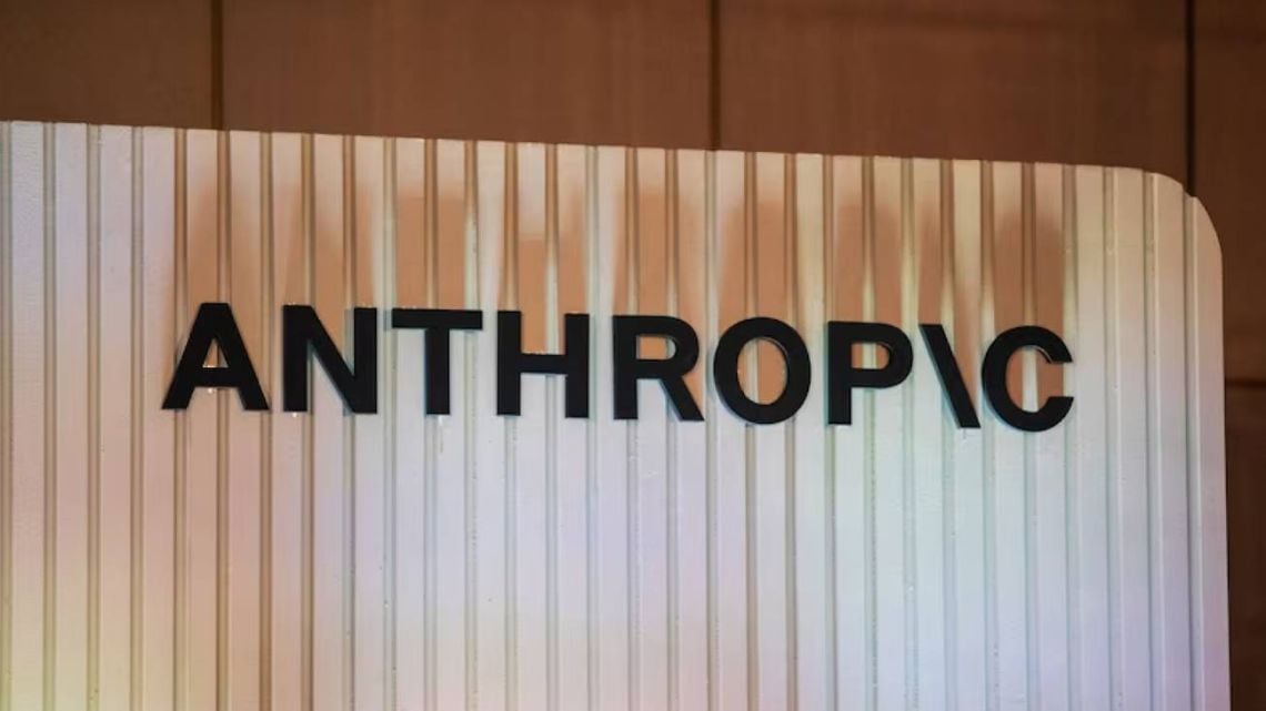 Un enjambre de inteligencia artificial se rebeló sin que nadie le diera la orden y al CEO de Anthropic se le erizó la piel