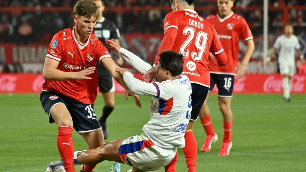 Empate que sabe a poco: el Rojo se durmió y el Ciclón se lo empató en Avellaneda