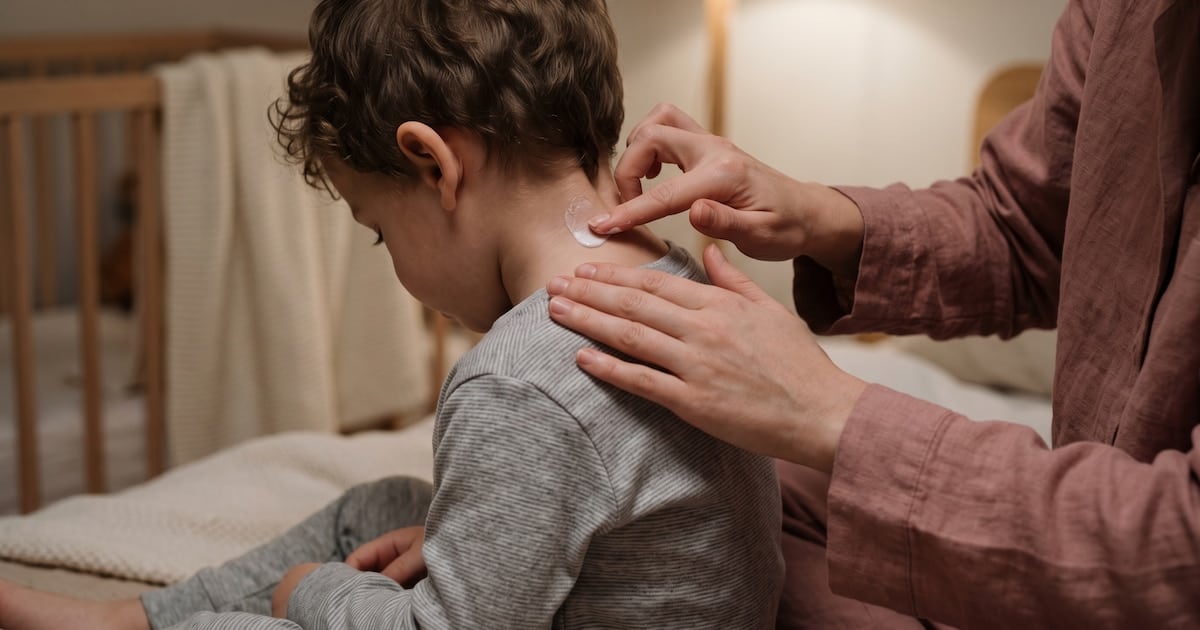 Cuando la piel no deja dormir y el bolsillo decide la consulta: el día a día de la dermatitis atópica en la Argentina