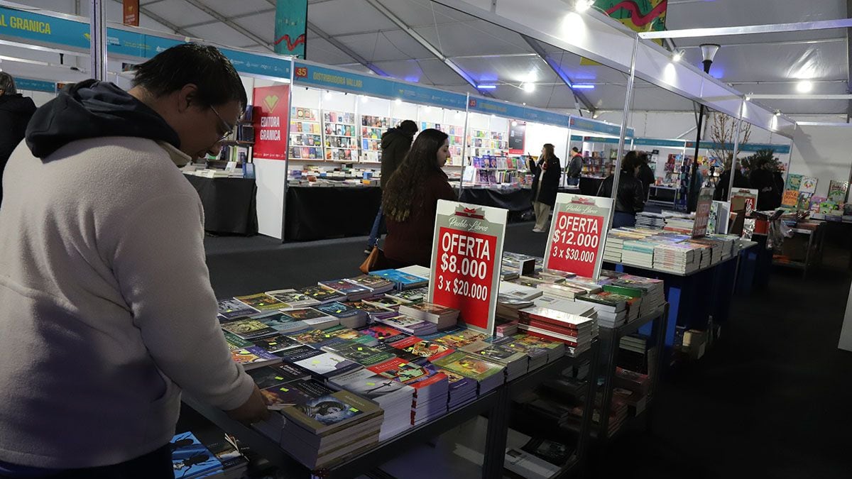 La Feria del Libro de Neuquén vuelve a latir con cine, poesía y una biografía bajo el brazo