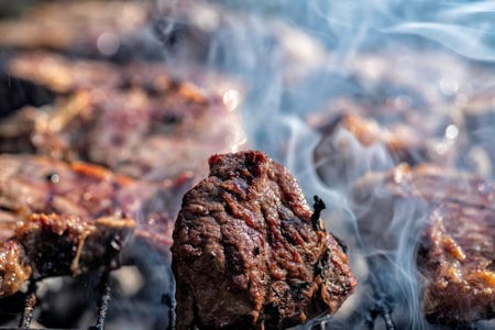 Una mesa de diez cubiertos en Pinheiros recorre la carne de tres países en once pasos