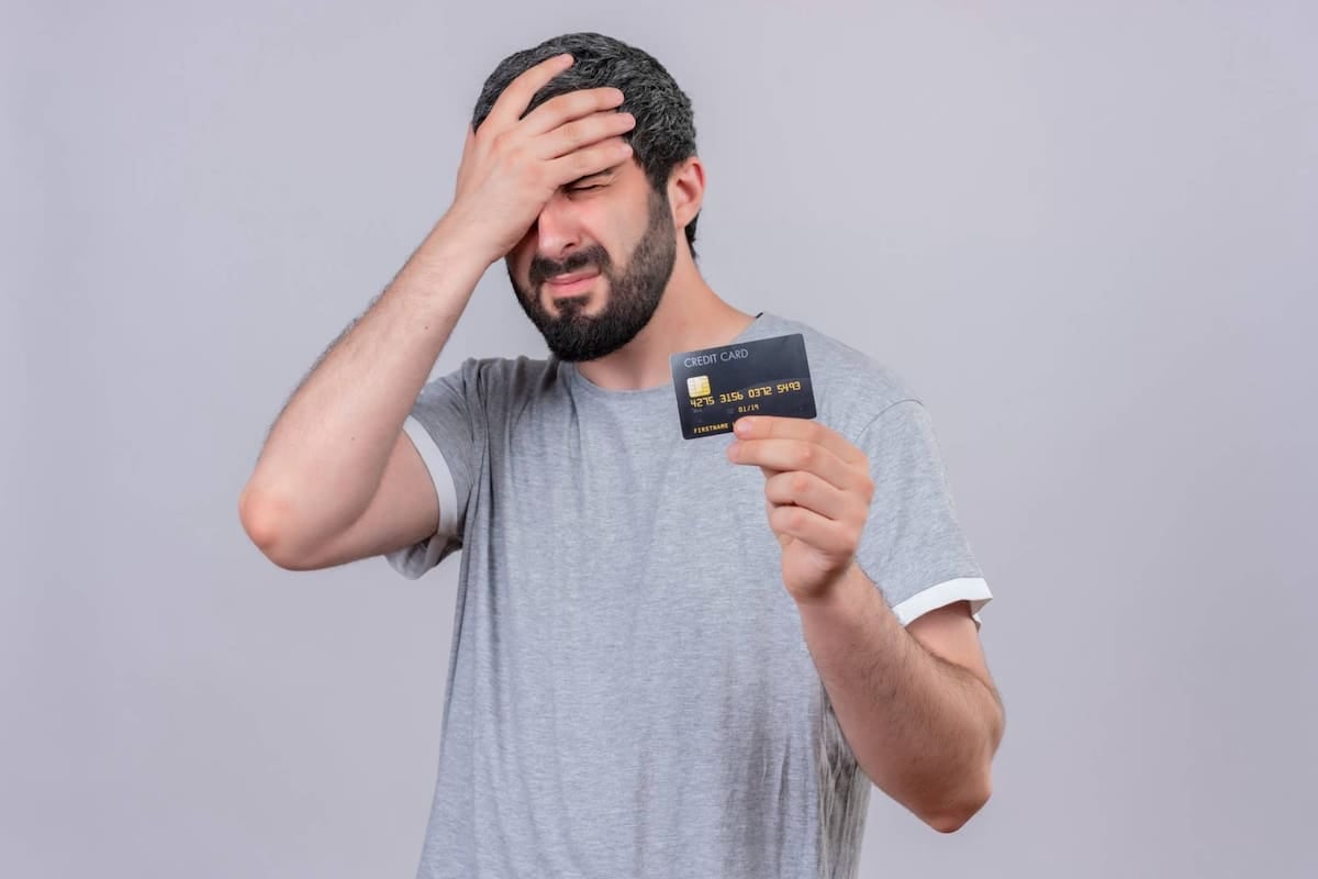 Pagar el mínimo de la tarjeta: la deuda que se muda al mes siguiente con intereses