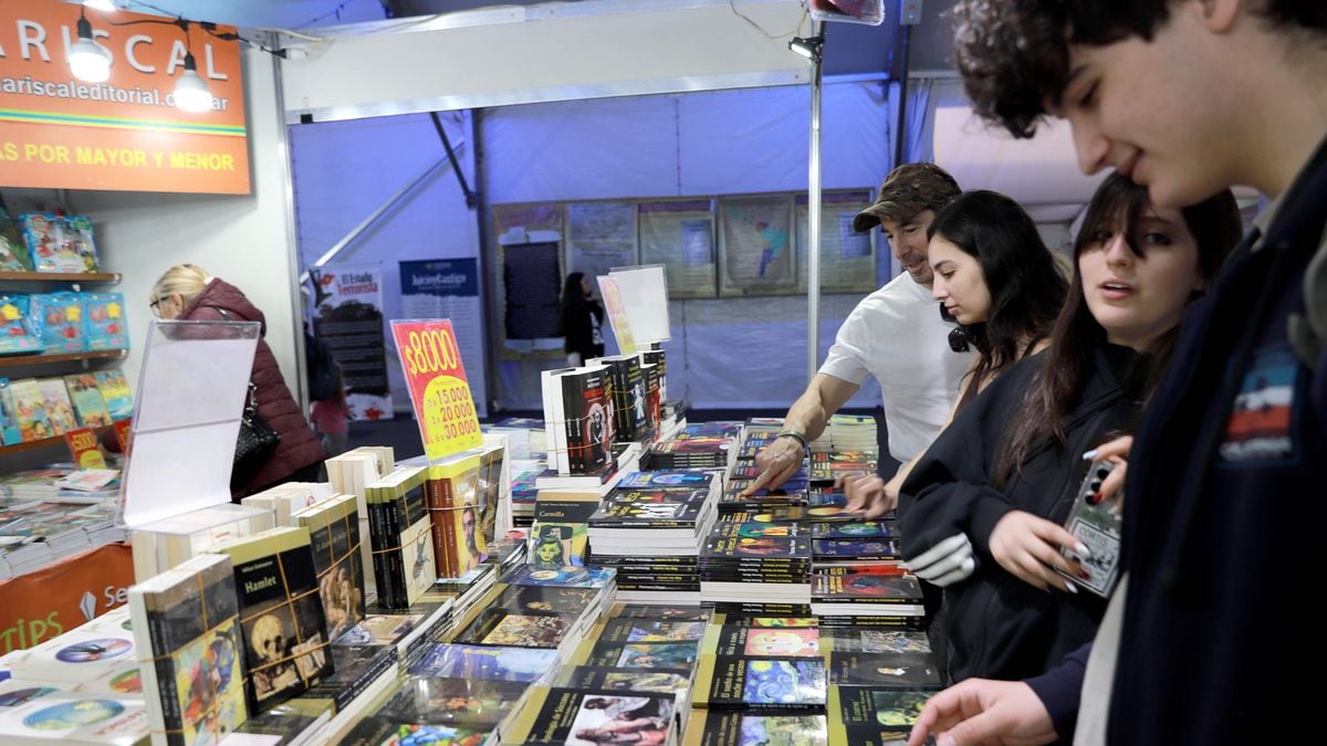 La 13 Feria del Libro de Neuquén se despide con teatro, poesía y conversaciones bajo las globas del Parque Central