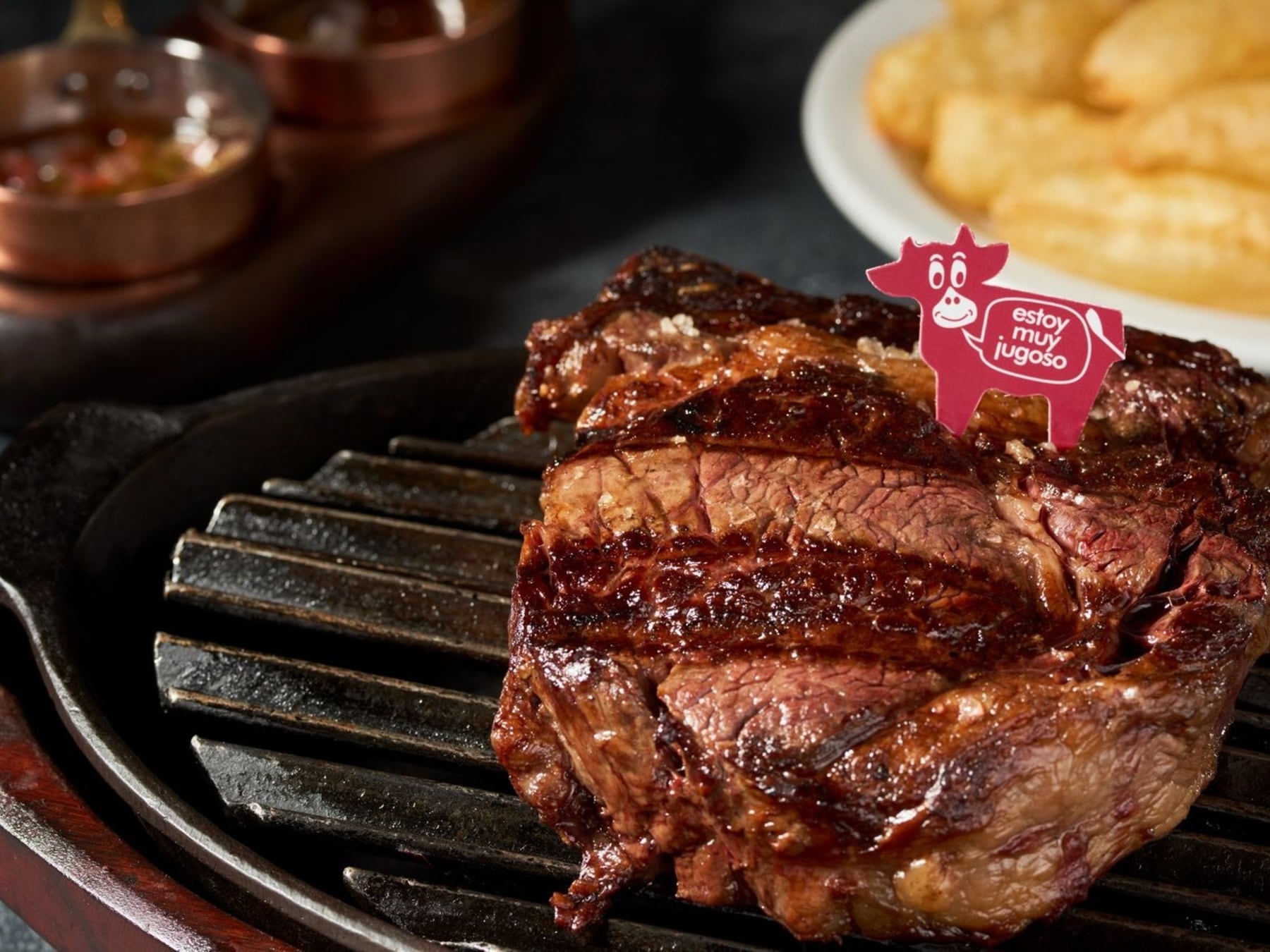 Ojo de bife dorado en Puerto Madero: el plato premiado que se sirve a 87.000 pesos en Buenos Aires