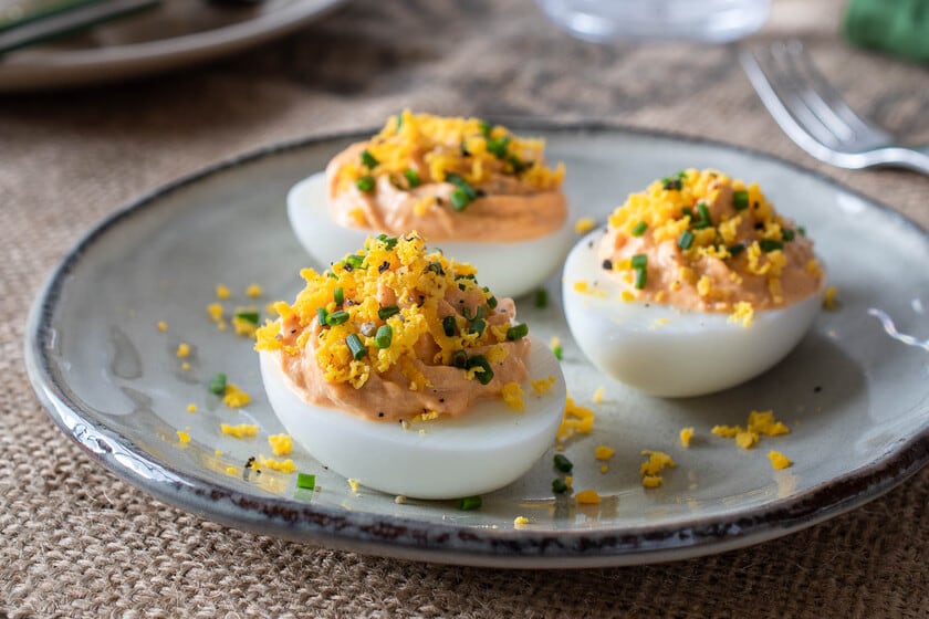 Huevos rellenos con una textura más fina: por qué tamizar la yema cambia el resultado