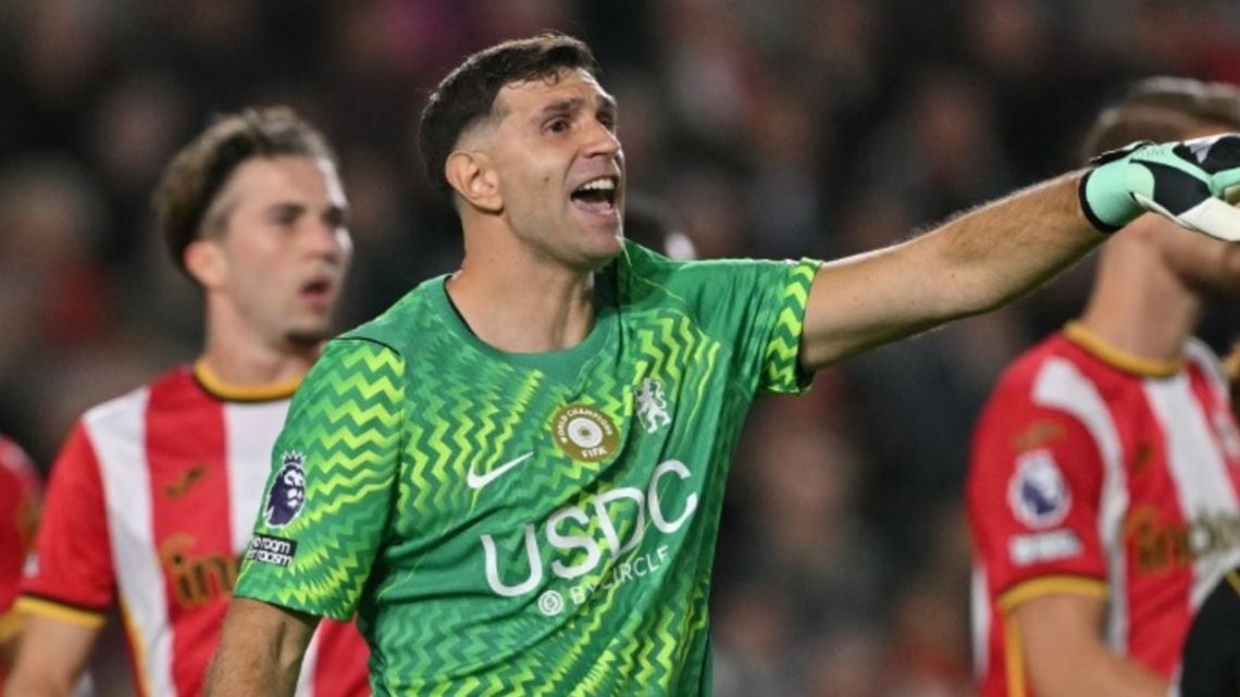 Chelsea volvió a quedar en offside y Emiliano Martínez sigue sin poder festejar un arco en cero