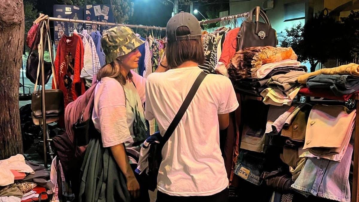 Una vereda, dos planes: la tarde vintage y la noche queer que se cruzan en Neuquén