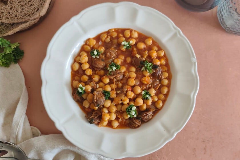 Garbanzos con zamburiñas: un guiso de media hora que se apoya en conservas