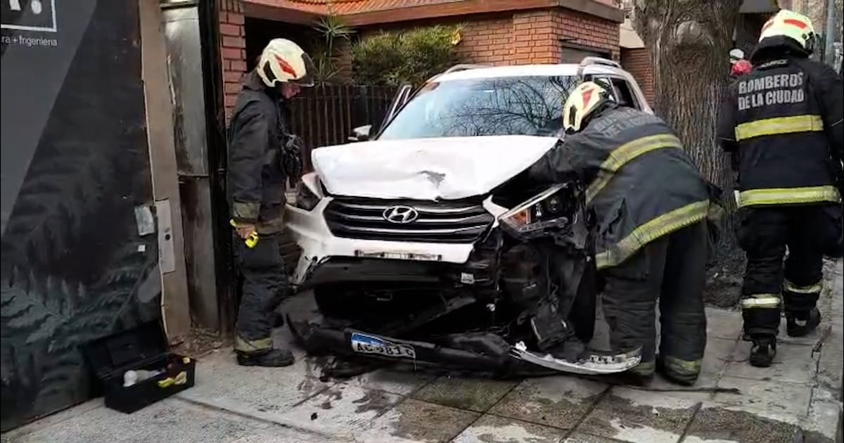 Un conductor de 33 años impactó contra autos estacionados y terminó con su vehículo en la vereda de Palermo