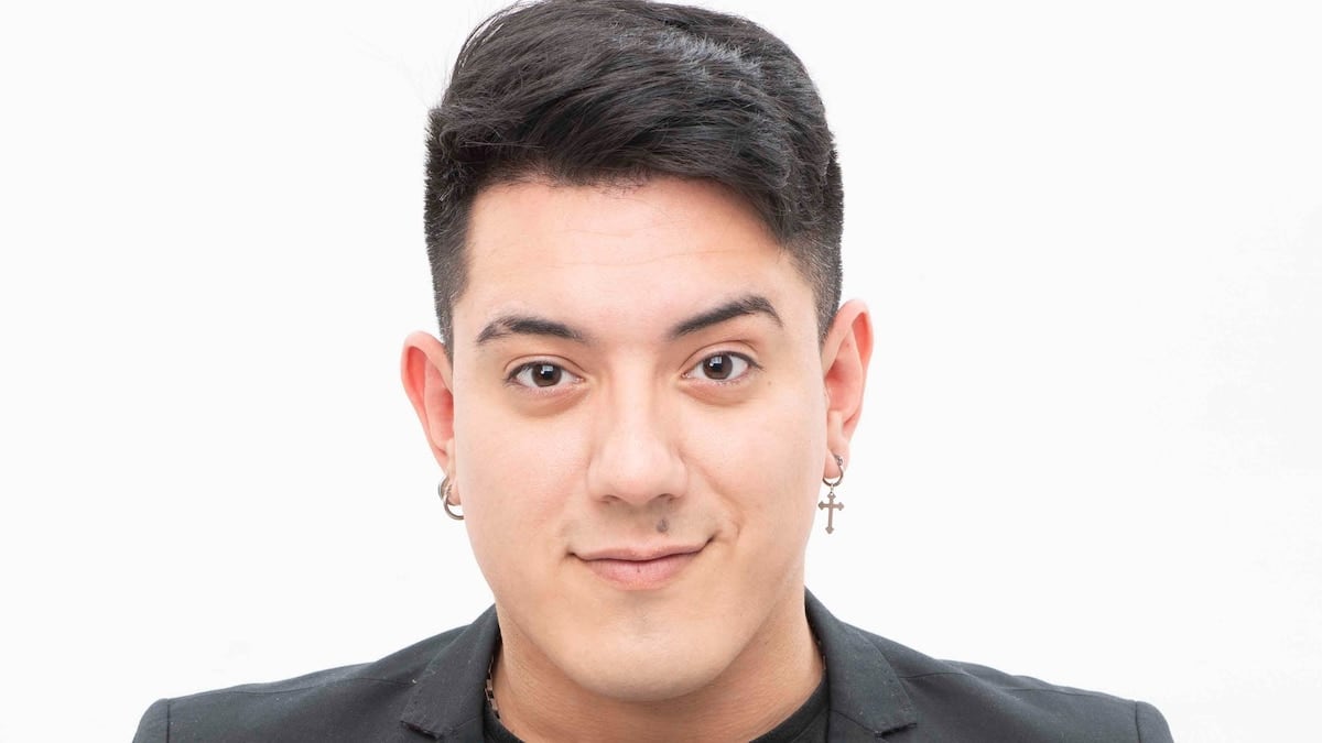 Iván Ramírez deja la peluca en el perchero y se sube a un escenario cantando como él mismo
