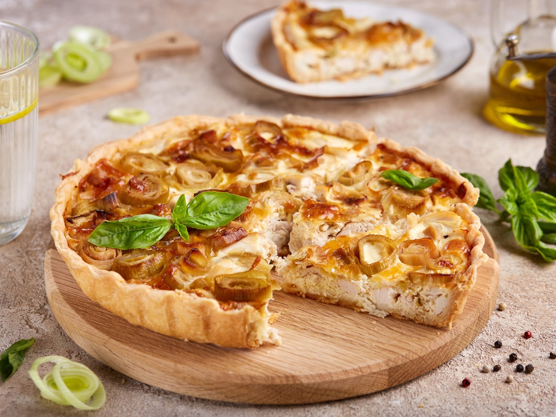 Reinventar la cena: cómo armar una tarta de pollo con lo que ya hay en la heladera