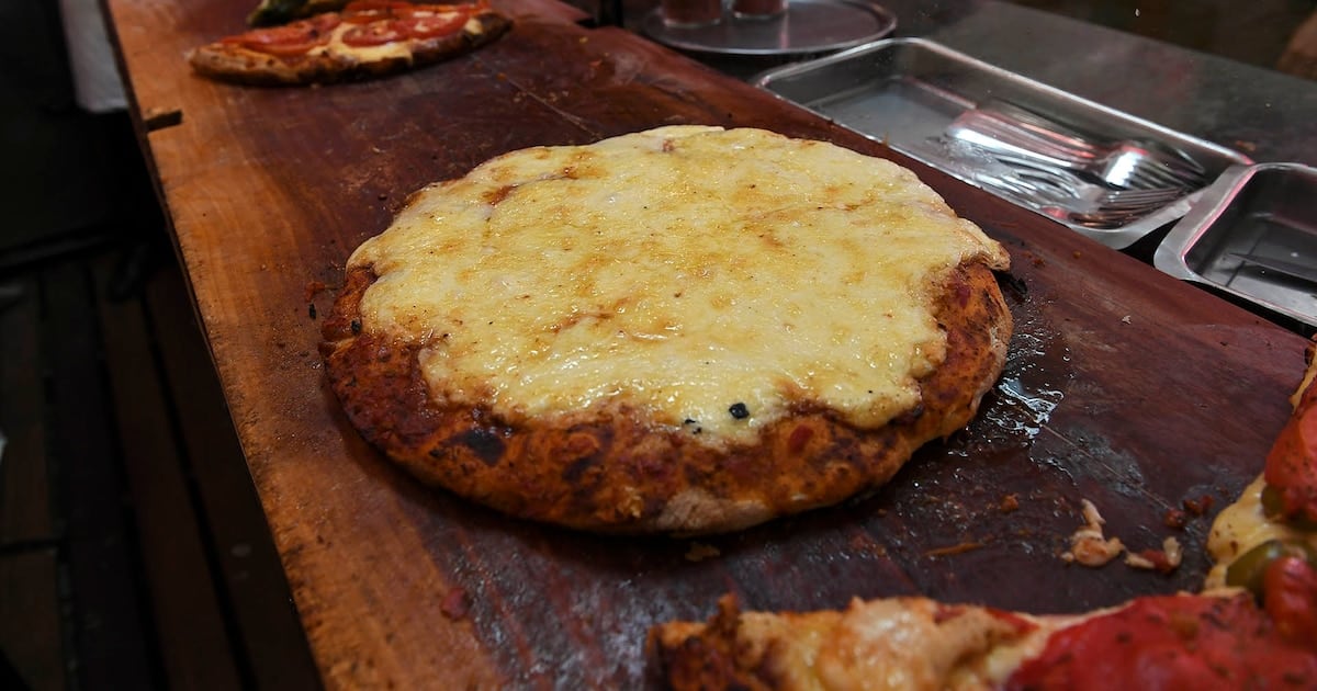 Una cuenta caliente en Güerrín: la pizza se lleva más de la mitad del gasto y el efectivo alivia el resto