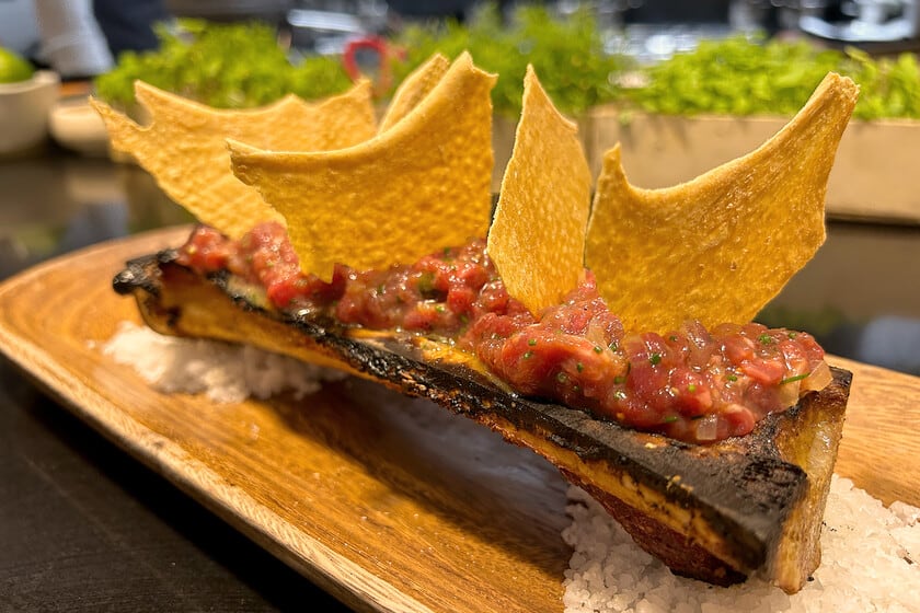 Barra Baja: el steak tartar sobre tuétano que redefine la cocina al carbón en Sevilla