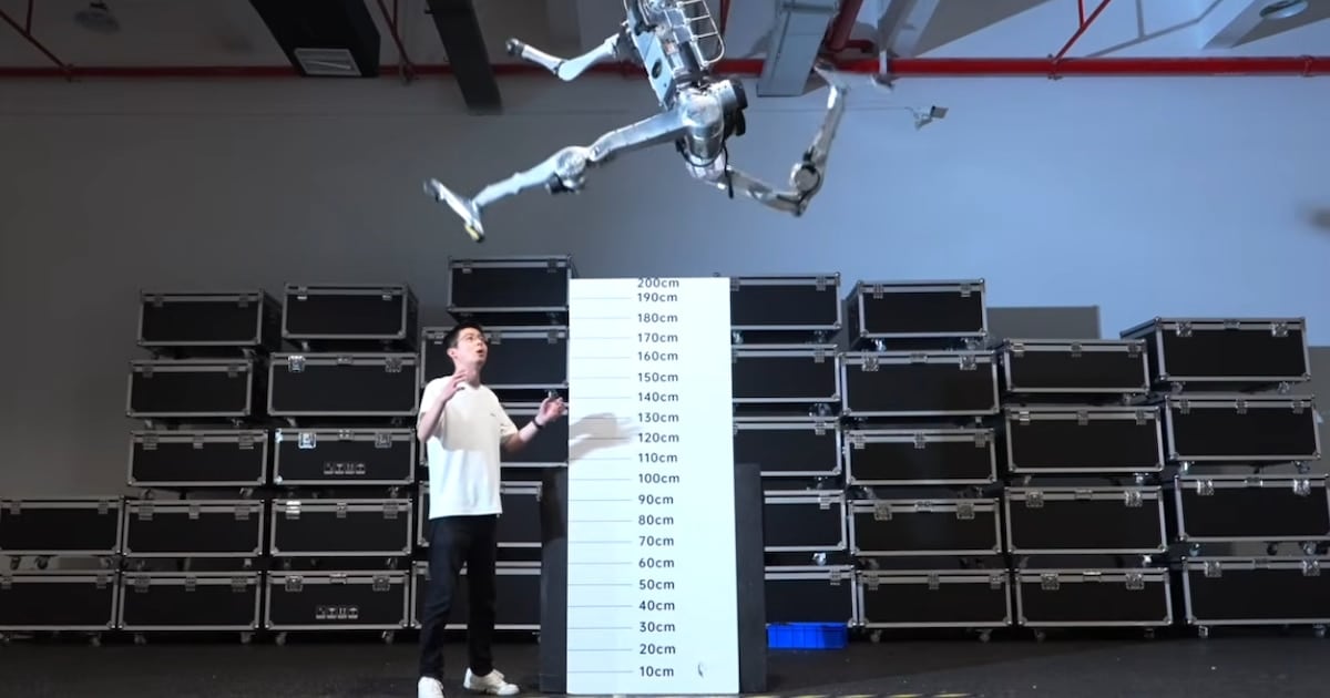 La mujer que le enseña a un robot a pelar papas, y de paso se compra el saldo del celular