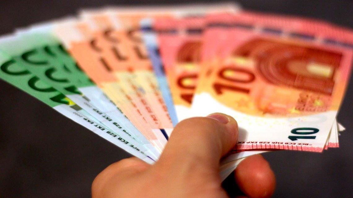 El euro blue saltó seis pesos en la apertura y volvió a estirar la distancia con la pizarra oficial