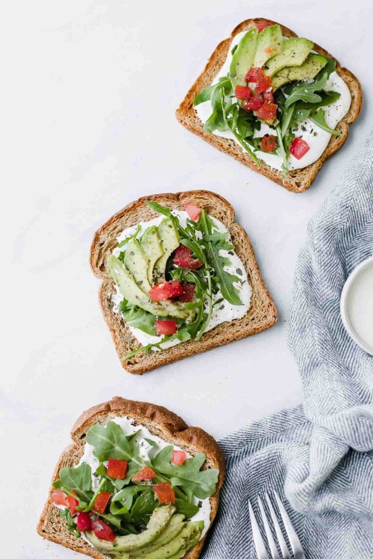 Tostadas con palta: cinco combinaciones para resolver cualquier comida del día, desde Buenos Aires al mundo