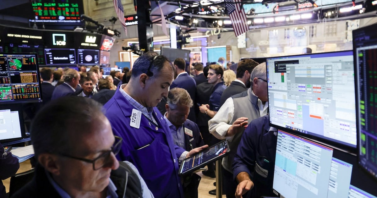 El blue suma cinco pesos y se aleja del récord, mientras el Banco Nación encadena seis ruedas clavado en 1.535