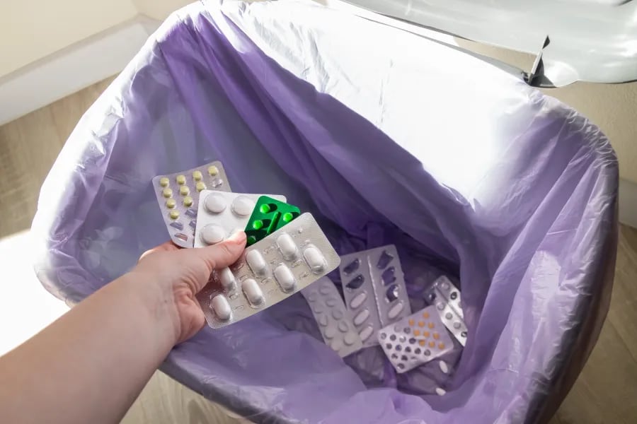 Una caja roja en la farmacia: así empieza el final de los medicamentos que ya no sirven