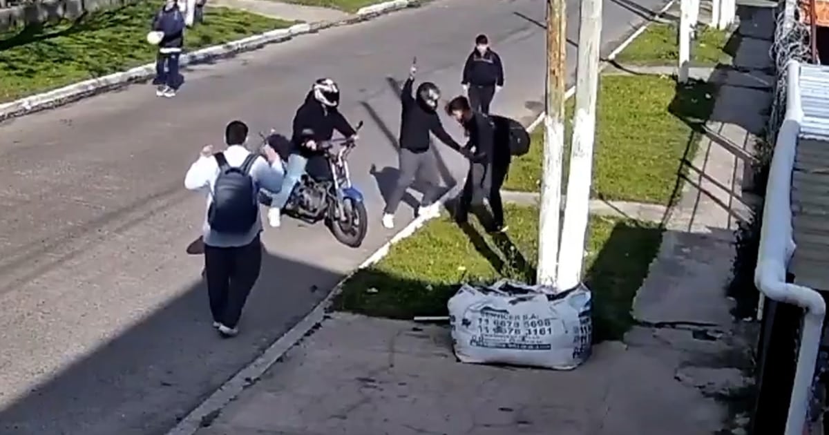 Asalto a alumnos con autismo en González Catán: la Justicia busca identificar a los dos motochorros que los atacaron en la vereda