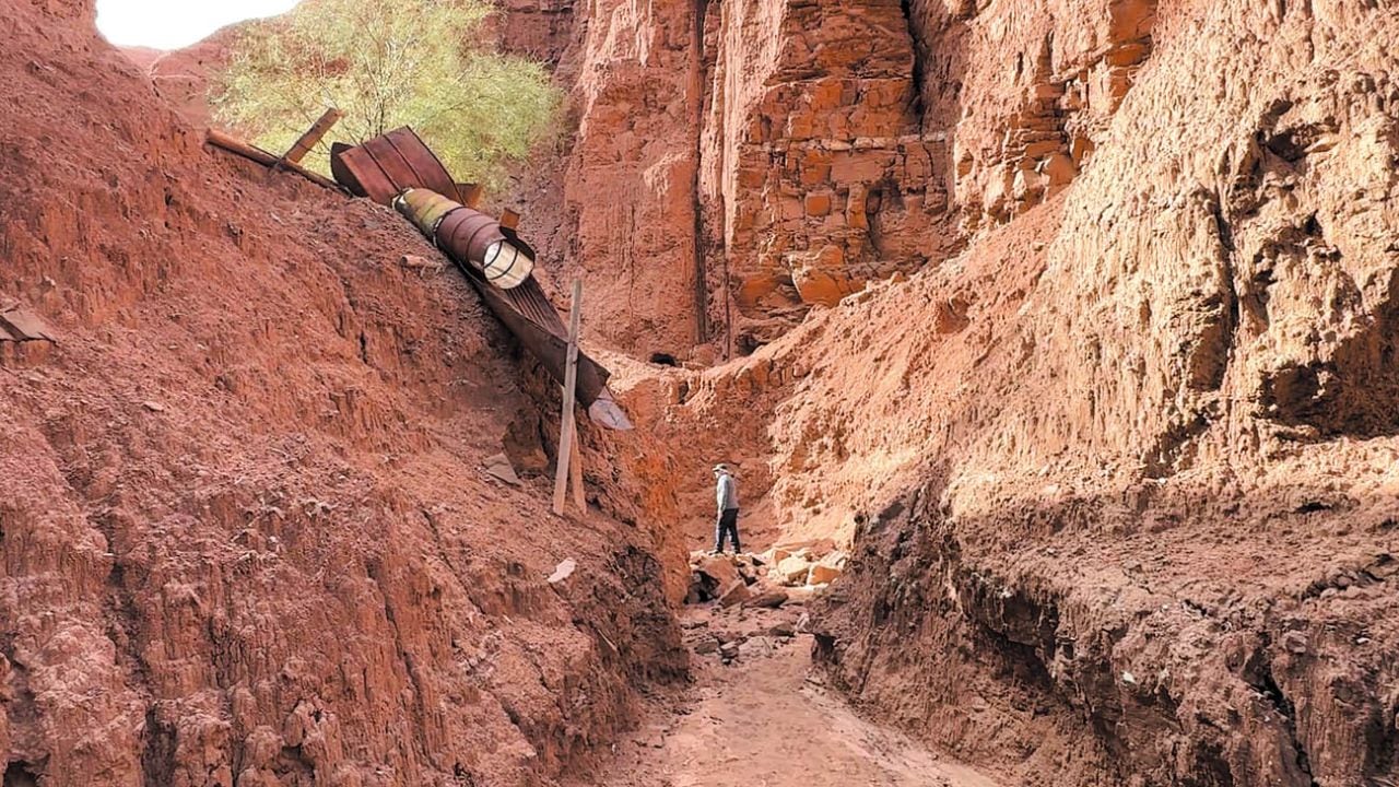 Una travesía por el seco cauce del río La Laja llevó hasta los restos de un campamento minero olvidado en la Precordillera sanjuanina