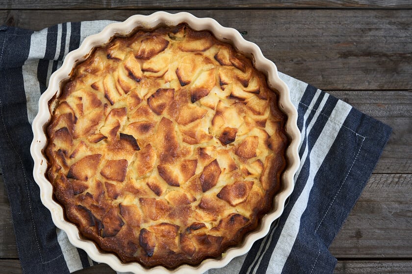 Una tarta de manzana con fruta en la masa y cocción breve, lista en menos de una hora de trabajo
