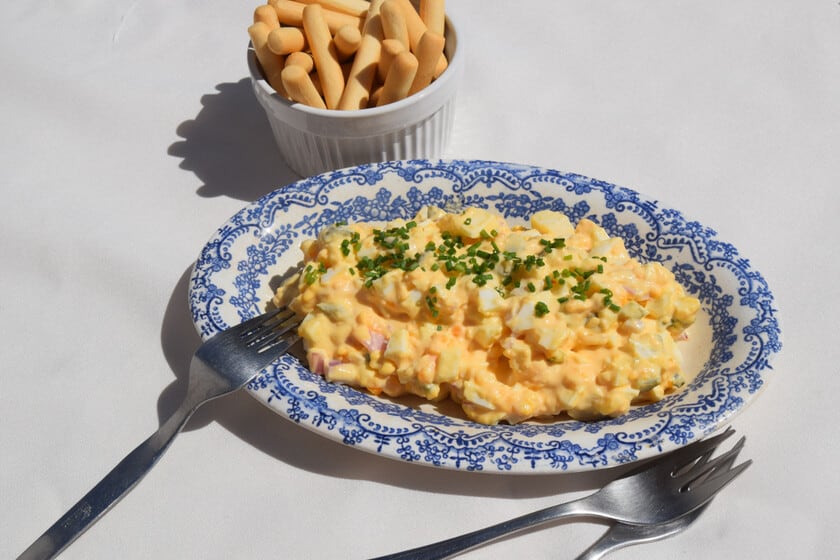 Una versión de la ensalada de huevo sin papa, con mayonesa y mostaza, para sumar a la mesa de verano