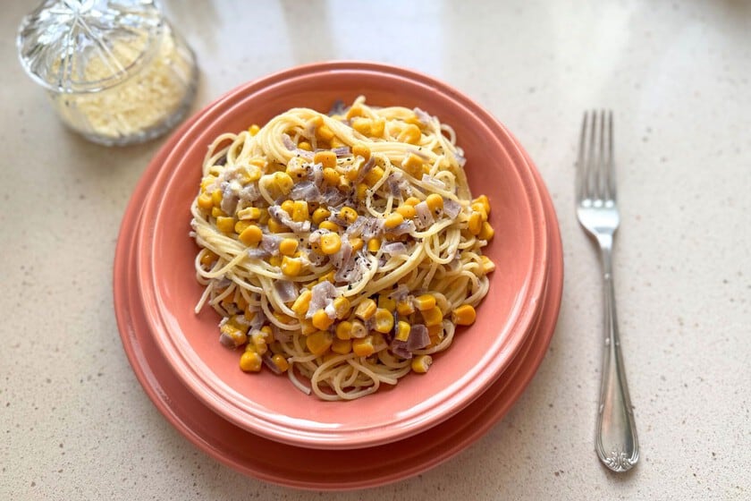 Una pasta con maíz dorado y salsa de leche y queso, lista en media hora para cualquier día de la semana