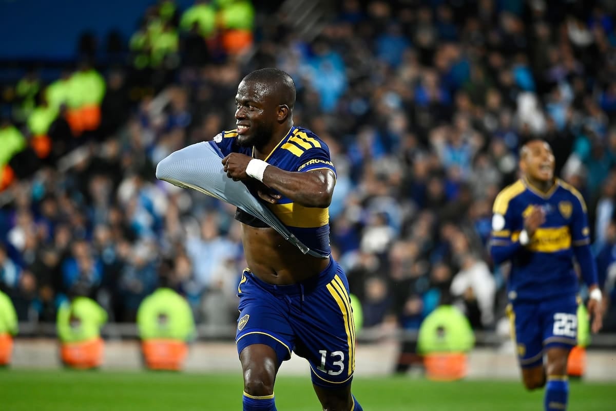 Valencia lo hizo tres veces con la cabeza y Boca bailó a Racing en Arroyito